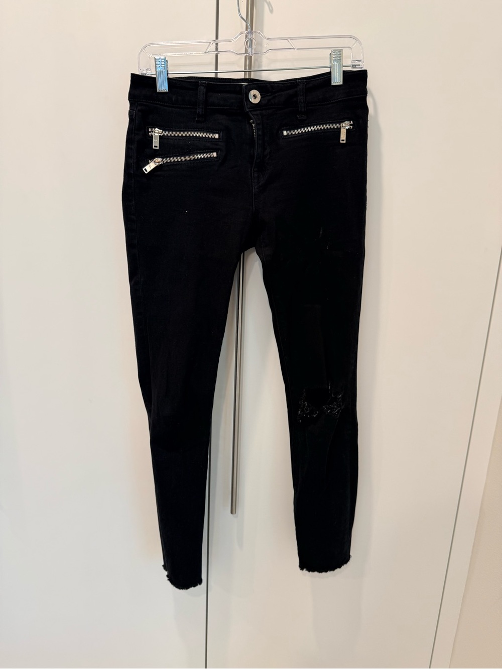 DL1961 Size 27 Black Cropped Jeans with Zip Pocket Accents